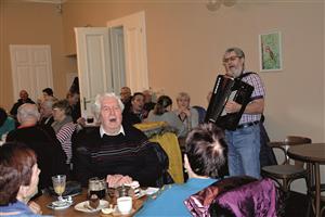 Víc než sedm desítek seniorů, kteří v minulém týdnu zavítali do Vily Machů, si zazpívalo písničky z dob svého mládí za doprovodu harmonikáře Lubomíra Piskoře. FOTO: DANA HOĎÁKOVÁ