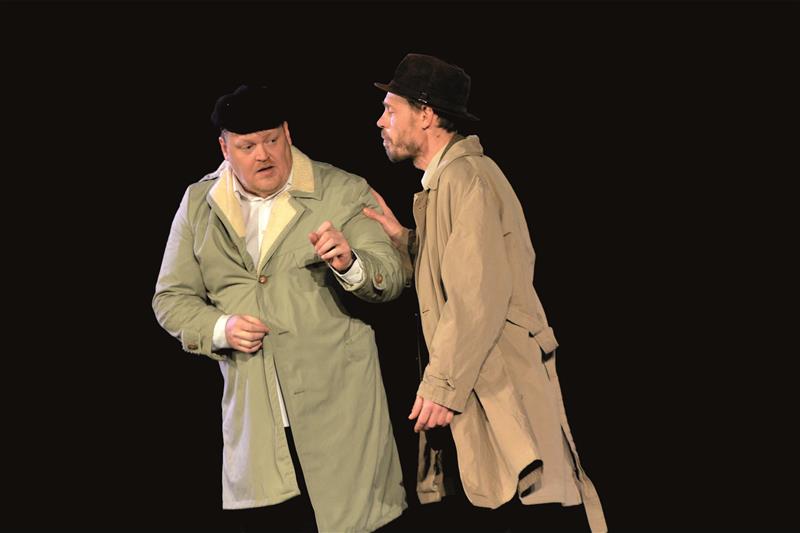 Herci Jan Nosek Novák a Jan Julínek v kopřivnickém představení Povídky z jedné a druhé kapsy na motivy textů Karla Čapka. FOTO: DAVID MACHÁČEK