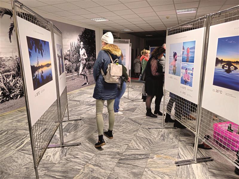Ještě do konce měsíce bude ve vestibulu kopřivnické radnice k vidění fotografická výstava Otuženy a muži na Větřkách. FOTO: DAVID MACHÁČEK