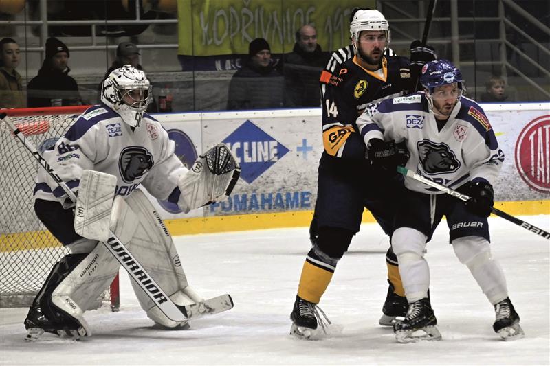 Ze dvou domácích zápasů urvali hokejisté Kopřivnice jen dva body v tomto duelu s Valašským Meziříčím. Na snímku před brankou Bobrů domácí obránce René Bartošák. FOTO: M. HAVRAN