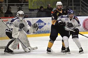 Ze dvou domácích zápasů urvali hokejisté Kopřivnice jen dva body v tomto duelu s Valašským Meziříčím. Na snímku před brankou Bobrů domácí obránce René Bartošák. FOTO: M. HAVRAN