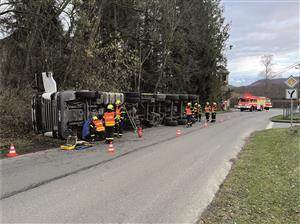 Nehoda kamionu zaměstnala hasiče a o den později i sanační firmu, která musela odtěžit kontaminovanou zeminu. FOTO: JSDH KOPŘIVNICE