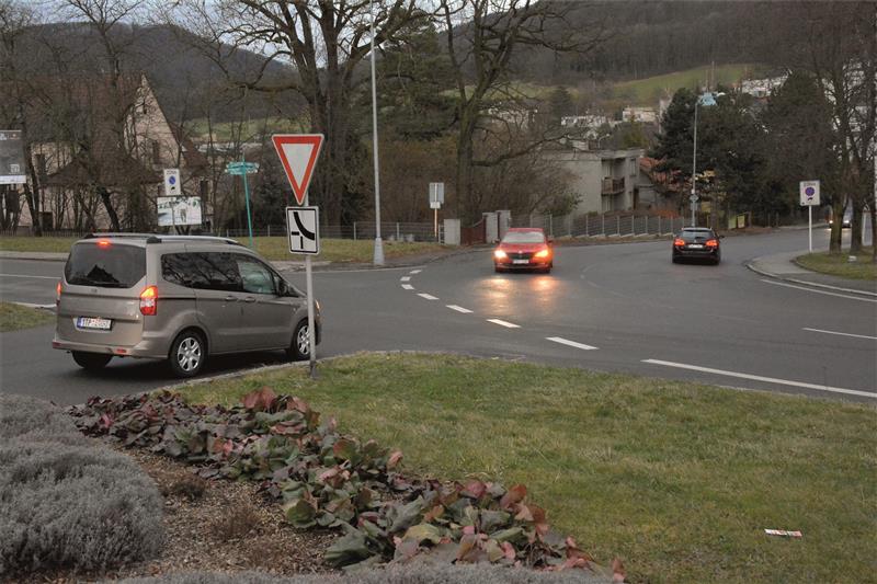 Nových přechodů a chodníků, které mají zvýšit bezpečnost chodců, se křižovatka na pomezí Kopřivnice a Štramberka dočká nejpozději příští rok na jaře. FOTO: DAVID MACHÁČEK