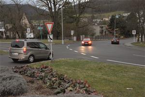 Nových přechodů a chodníků, které mají zvýšit bezpečnost chodců, se křižovatka na pomezí Kopřivnice a Štramberka dočká nejpozději příští rok na jaře. FOTO: DAVID MACHÁČEK