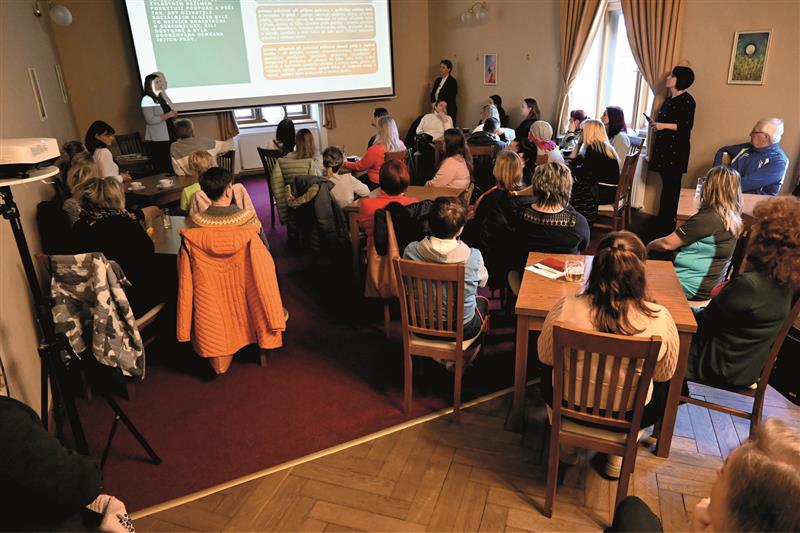 O prezentaci pracovní náplně pečovatelek i rekvalifikačního kurzu potřebného k výkonu tohoto povolání byl minulý týden ve Vile Machů velký zájem. FOTO: DAVID MACHÁČEK