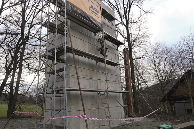 V areálu Vanaivan zatím stojí pouze betonový monolit, který tvoří základ budoucí lezecké věže.  Skauti přesto věří, že už v létě bude sloužit svému účelu. FOTO: DAVID MACHÁČEK