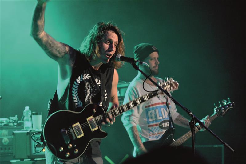 Jirka Drtil baví publikum letošního 16. ročníku hudební akce Devil Hates Sekacz. Na fotografii je spolu s ním s baskytarou v ruce i spoluorganizátor akce Filip Štrbavý. FOTO: DAVID MACHÁČEK