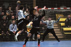 Obrana byla základem, na snímku z derby brání střelu frýdeckého Moješčika pilíř defenzivy Oto Kancel, vzadu v brance je hrdina utkání Bohumil "Bob" Pšenica. FOTO: MAREK HAVRAN