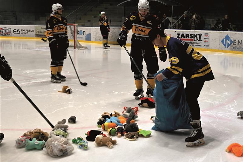 Úctyhodných třicet 120litrových pytlů plyšáků se posbíralo na ledové ploše při čtvrtečním derby Kopřivnice s Novým Jičínem (4:3p). Všichni plyšáci, kteří letěli na led ve dvou vlnách – jednou ve druhé přestávce a podruhé při prvním gólu Kopřivnice ve 47. 