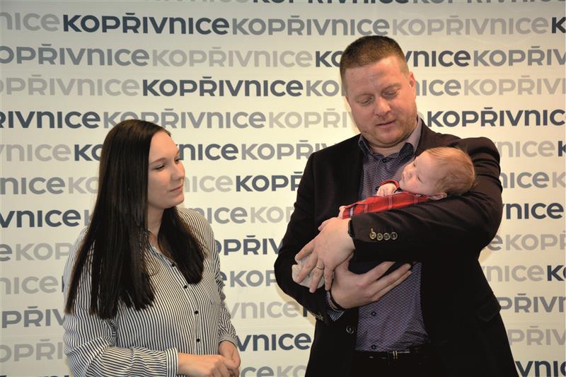 Starosta přivítal na radnici prvního letošního občánka Kopřivnice Matyáše Morávka s jeho maminkou.  FOTO: DANA HOĎÁKOVÁ