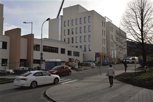 Do dokončení budovy Domova pod Bílou horou schází zhruba měsíc. Následně bude probíhat kolaudace a sběr žádostí o umístění klientů. FOTO: DAVID MACHÁČEK