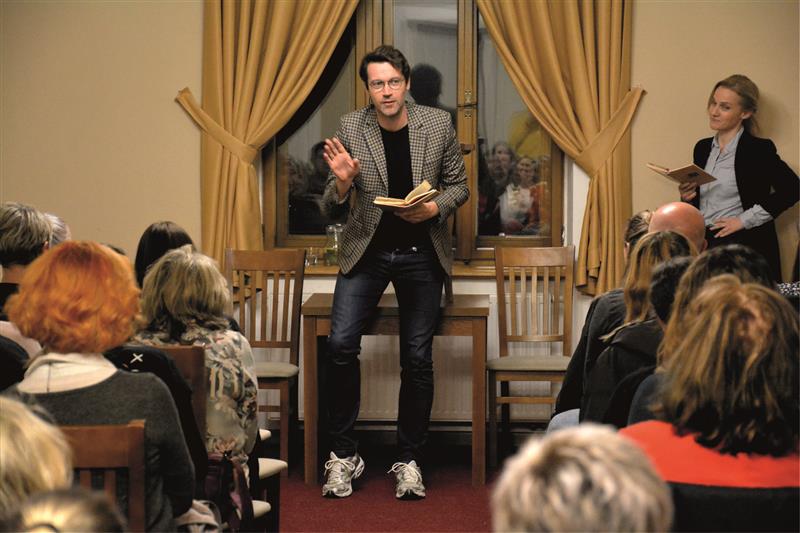 Lukáš Hejlík a Petra Bučková kopřivnické publikum pobavili scénickým čtením ze satirické knihy francouzského spisovatele Benoîta Duteurtra Holčička a cigareta. FOTO: DAVID MACHÁČEK