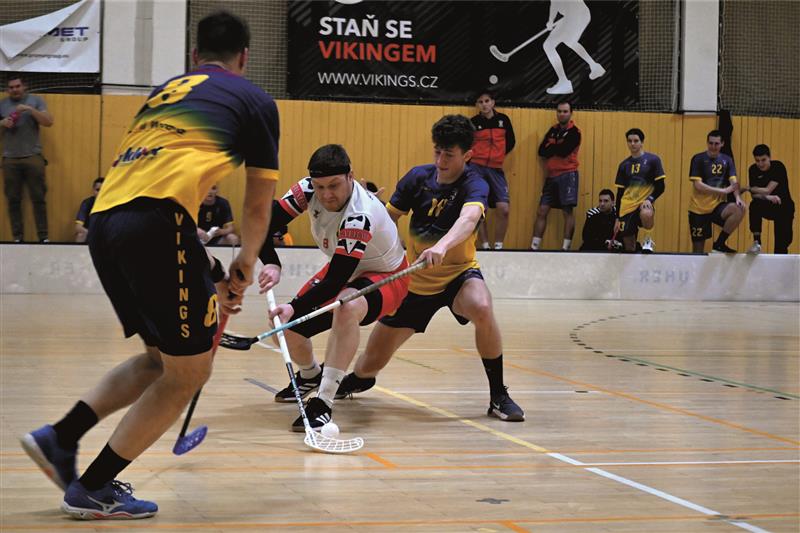 Florbalisté Kopřivnice (tmavší dresy) mají sérii s Hranicemi vyrovnanou 1:1 na zápasy. V tomto úvodním sobotním duelu dominovali a vyhráli vysoko 11:3, v nedělním druhém utkání pak trochu smolně padli v prodloužení. FOTO: MAREK HAVRAN