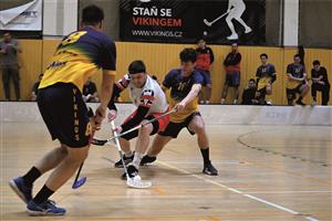 Florbalisté Kopřivnice (tmavší dresy) mají sérii s Hranicemi vyrovnanou 1:1 na zápasy. V tomto úvodním sobotním duelu dominovali a vyhráli vysoko 11:3, v nedělním druhém utkání pak trochu smolně padli v prodloužení. FOTO: MAREK HAVRAN