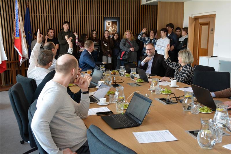 V úterý 27. února zpestřily běžné jednání rady města exkurze žáků z osmých tříd ze ZŠ 17. listopadu. Ti měli možnost vidět práci radních a sami si vyzkoušeli i hlasování. FOTO: DAVID MACHÁČEK