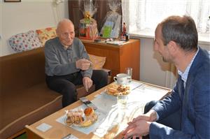 V pondělí oslavil stoleté výročí svého narození František Fučík, kterému přišel poblahopřát i místostarosta Stanislav Šimíček. FOTO: DANA HOĎÁKOVÁ