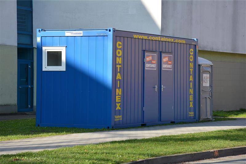 Do vybudování trvalých veřejných WC v bývalém výměníku kulturního domu budou veřejnosti sloužit mobilní toalety umístěné mezi KDK a školou dr. Horákové. FOTO: DAVID MACHÁČEK