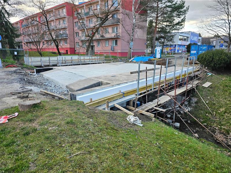 Místo plánované zimní přestávky stavební firma pokračuje v budování mostu přes Kopřivničku na ulici Kpt. Jaroše. FOTO: DAVID MACHÁČEK