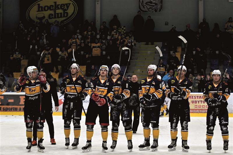 Velký večer zažili v sobotu hokejisté Kopřivnice, kteří v posledním utkání základní části II. ligy doma porazili Havlíčkův Brod (6:3) a společně s fanoušky mohli po zápase pořádně oslavit postup do play-off. FOTO: MAREK HAVRAN