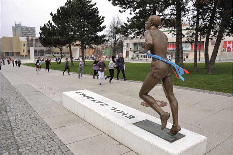 Do Běhu pro zdravotního klauna se zapojovali jak žáci ze základních škol, děti z mateřských škol, tak i kolemjdoucí. FOTO: LUDMILA BAJEROVÁ