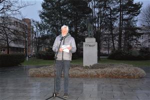 Ve středu 6. března si Kopřivnice připomněla 174. výročí narození prvního prezidenta, na kterém pohovořil Lubomír Sazovský z místního Masarykova demokratického hnutí. FOTO: D. HOĎÁKOVÁ