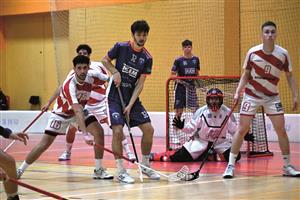 Florbalisté Kopřivnice (zleva ve světlém Jan Toman, brankář Pinďák a Socha) v plné pohotovosti u vlastní branky v prvním semifinále play-off s Přerovem.  FOTO: MAREK HAVRAN