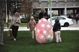Město se chystá na nadcházející Velikonoce i speciální výzdobou. Na zelené ploše v centru města bylo rozmístěno pět obřích kraslic, které pro Kopřivnici vytvořily zdejší umělecké školy a oslovení výtvarníci. FOTO: DAVID MACHÁČEK