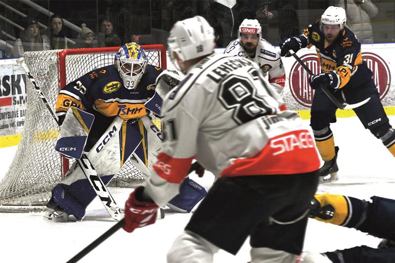 Druhý zápas série s Vyškovem byl zároveň posledním utkáním celé sezony. Na snímku domácí gólman Andreas Kubáň chytá šanci vyškovského útočníka Lehečky. FOTO: MAREK HAVRAN