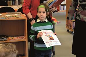 Šestiletý Štěpán Šrubař se pro letošek stal Čtenářem roku Moravskoslezského kraje. Diplom a knižní ceny převzal na půdě Městské knihovny Kopřivnice. FOTO: DAVID MACHÁČEK