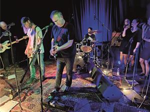 Kopřivnická kapela Panenské plameny přizvala na svůj páteční koncert stejně jako k nahrávání nové desky pěveckou skupinu Mateřídúšky. FOTO: DAVID MACHÁČEK