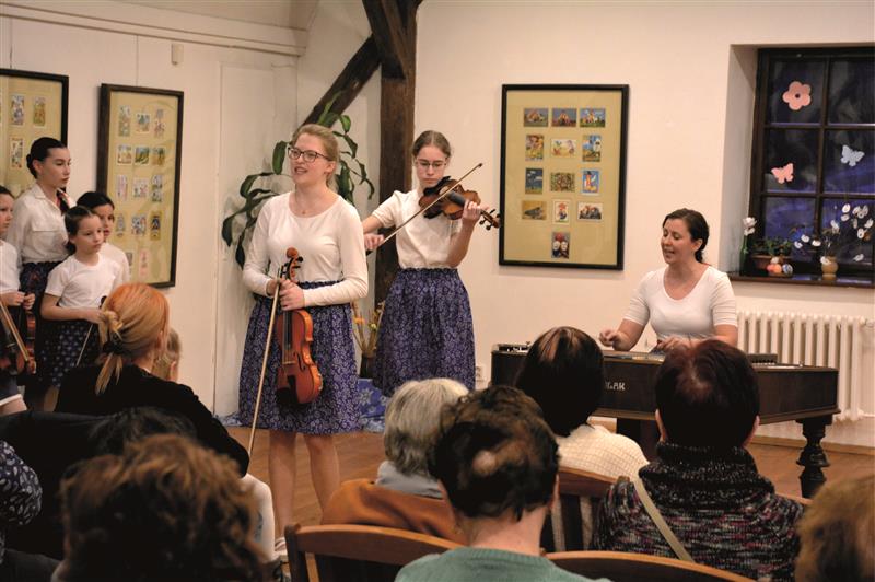 Ačkoliv kopřivnické Lašské muzeum a Muzeum Fojtství fungují pod jednou organizací,minulou středu sváděly boj o přízeň veřejnosti. Zatímco Na Fojtství hrála dětská cimbálovka Pomněnka a sbor Valentin, v Šustalově vile probíhala vernisáž výstavy Hany Černoh