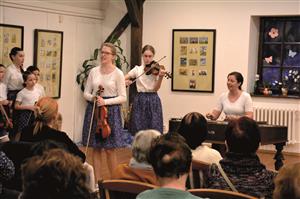 Ačkoliv kopřivnické Lašské muzeum a Muzeum Fojtství fungují pod jednou organizací,minulou středu sváděly boj o přízeň veřejnosti. Zatímco Na Fojtství hrála dětská cimbálovka Pomněnka a sbor Valentin, v Šustalově vile probíhala vernisáž výstavy Hany Černoh