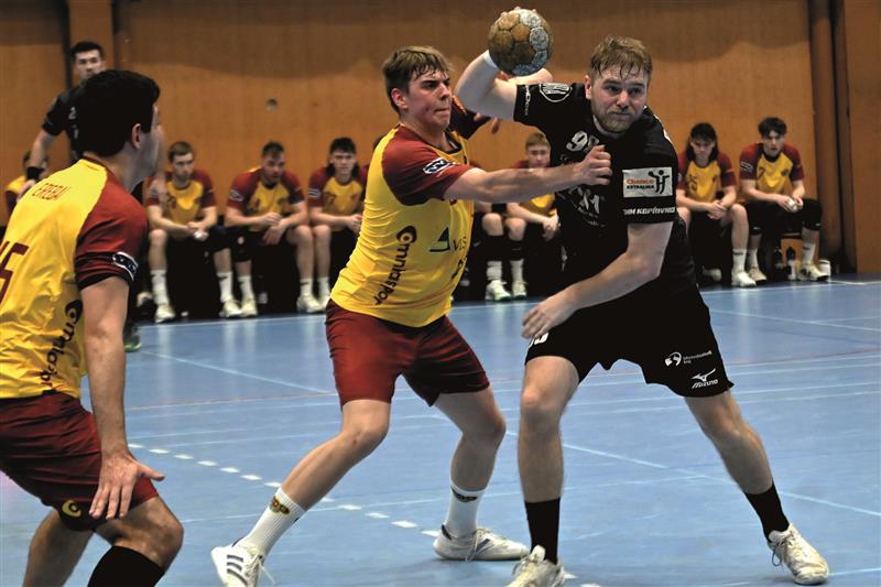 Házenkáři Kopřivnice (s míčem střední spojka Marek Bukovský) ze dvou prvních utkání čtvrtfinále play-off urvali jednu výhru. Nyní se hraje dvakrát v Praze. FOTO: MAREK HAVRAN