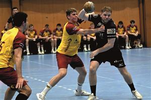 Házenkáři Kopřivnice (s míčem střední spojka Marek Bukovský) ze dvou prvních utkání čtvrtfinále play-off urvali jednu výhru. Nyní se hraje dvakrát v Praze. FOTO: MAREK HAVRAN