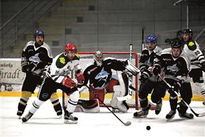 Vrcholem finálového dne MHL bylo utkání Petřvald – Nebory, ve kterém vyhrál Petřvald (tmavší dresy), a slavil tak titul v nejvyšší první lize. FOTO: MAREK HAVRAN