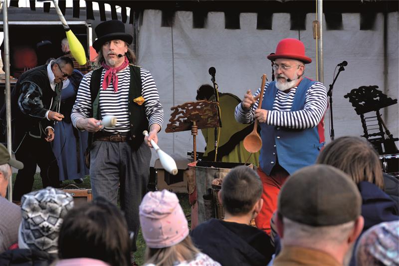 Kejklíři na káře a jiná žongléřská vystoupení byli součástí doprovodného programu Velikonočního jarmarku, pořádaného na Zelený čtvrtek v parku E. Beneše. FOTO: DAVID MACHÁČEK