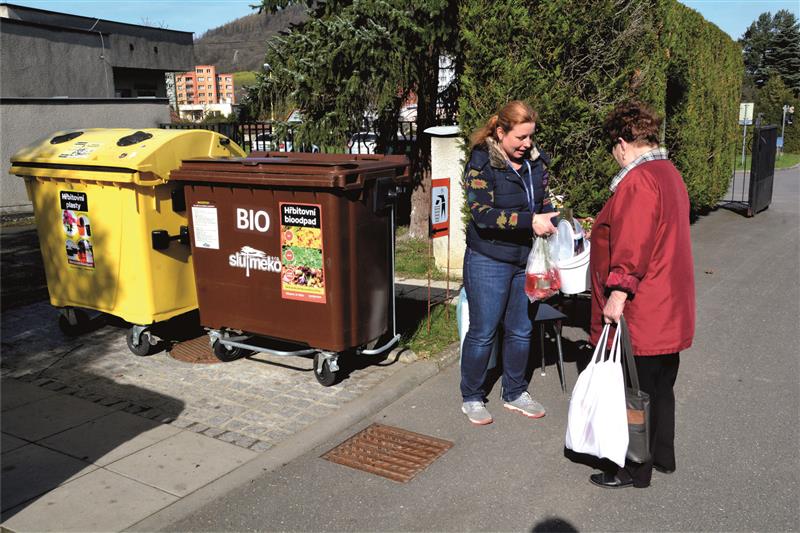Před týdnem probíhala na městském hřbitově kampaň, jak správně třídit odpad. Nové nádoby by v průběhu dubna měly být rozmístěny i do místních částí. FOTO: DANA HOĎÁKOVÁ