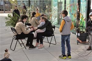 Na Bílou sobotu bylo v okolí výstavního pavilonu v centru opravdu živo. Skauti učili zájemce uplést tradiční pomlázky a uvnitř pavilonu probíhalo tvoření velikonočních ozdob. FOTO: DAVID MACHÁČEK