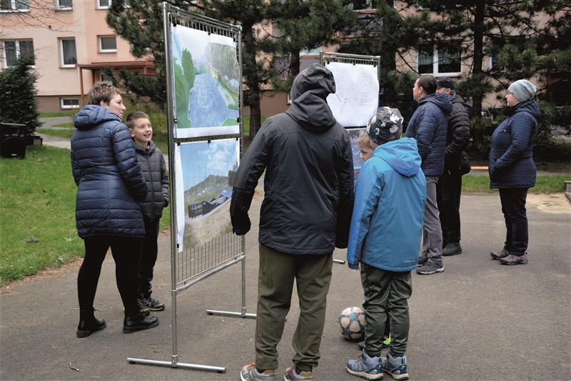 Na představení návrhu nové podoby dvou dětských hřišť na ulici Pod Zahradami přišlo víc než šedesát dospělých s dětmi, kteří využili možnost doplnit návrh o další prvky. FOTO: D. HOĎÁKOVÁ