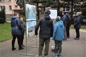Na představení návrhu nové podoby dvou dětských hřišť na ulici Pod Zahradami přišlo víc než šedesát dospělých s dětmi, kteří využili možnost doplnit návrh o další prvky. FOTO: D. HOĎÁKOVÁ