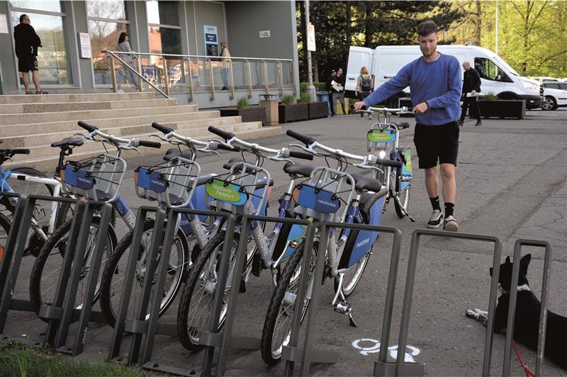 Od začátku tohoto týdne je možné v Kopřivnici využívat systém sdílených kol. V pondělí byly městské bicykly, které je možné zapůjčit prostřednictvím aplikace v mobilním telefonu, instalovány na 30 předem vybraných stanovištích. FOTO: DAVID MACHÁČEK