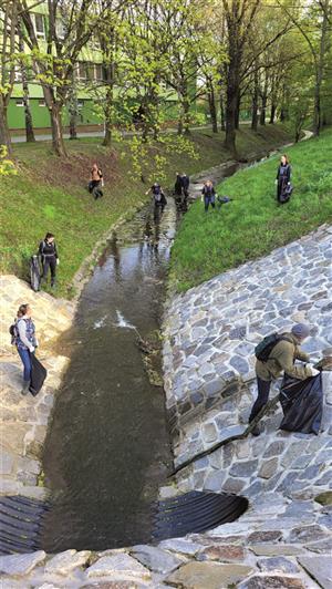 V pátek úředníci v rámci akce Ukliďme Česko čistili i koryto Kopřivničky, a to od školy M. Horákové až po Vanaivan. FOTO: MAGDA ŠEBESTOVÁ