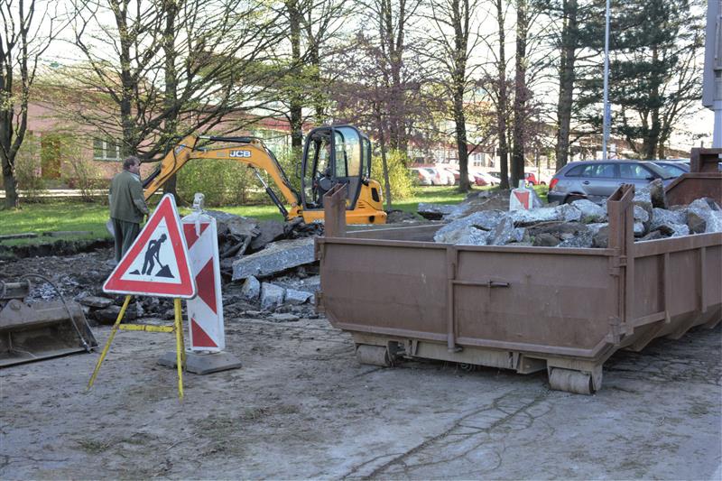 V prostoru před budovou radnice byl v minulém týdnu zbourán zanedbaný betonový květník s dřevinami. FOTO: DAVID MACHÁČEK