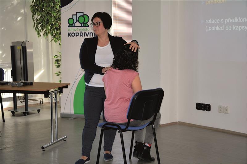 Lektorka Petra Milichová během své přednášky ukazovala na figurantce, jak správně provádět cviky, kterými si člověk může pomoci od bolesti. FOTO: DANA HOĎÁKOVÁ