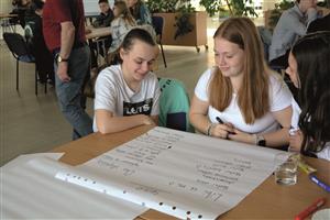 Během školního fóra se žáci ZŠ 17. listopadu zamýšleli nad tím, co se jim líbí anebo co by se mělo zlepšit. V prvním případě ve škole a následně pak v celém městě. FOTO: DANA HOĎÁKOVÁ