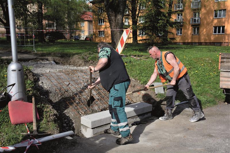 V tomto týdnu pracovali zaměstnanci Slumeka na schodišti na ulici Javorové. Do konce května má být hotova oprava sedmi vybraných schodišť po celém městě. FOTO: DAVID MACHÁČEK