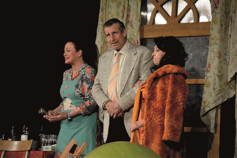 V úterý 2. dubna se kopřivnické publikum dočkalo odloženého představení Příbuzné si nevybíráme, ve které si přízeň diváků nejvíce užíval Václav Vydra. FOTO: DAVID MACHÁČEK