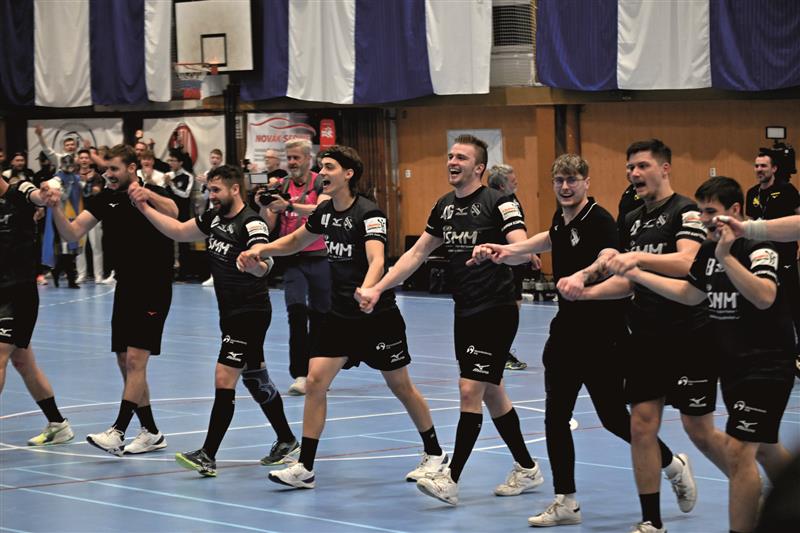 Ještě dlouho po zápase se radovali házenkáři Kopřivnice s plnou halou fanoušků z výhry nad Duklou Praha a z postupu do semifinále extraligy. FOTO: MAREK HAVRAN