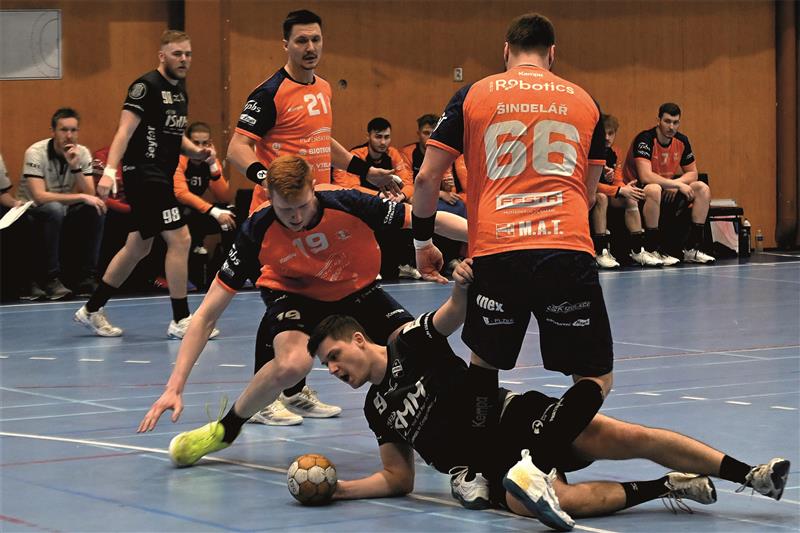 Házenkáři Kopřivnice po 29 letech bojují v semifinále extraligy, v sobotním druhém zápase série, hrané na tři vítězství, špatně začali a padli s Plzni 20:28 (na snímku se po faulu soupeře ocitl na zemi David Zima). Více na str. 8 FOTO: MAREK HAVRAN