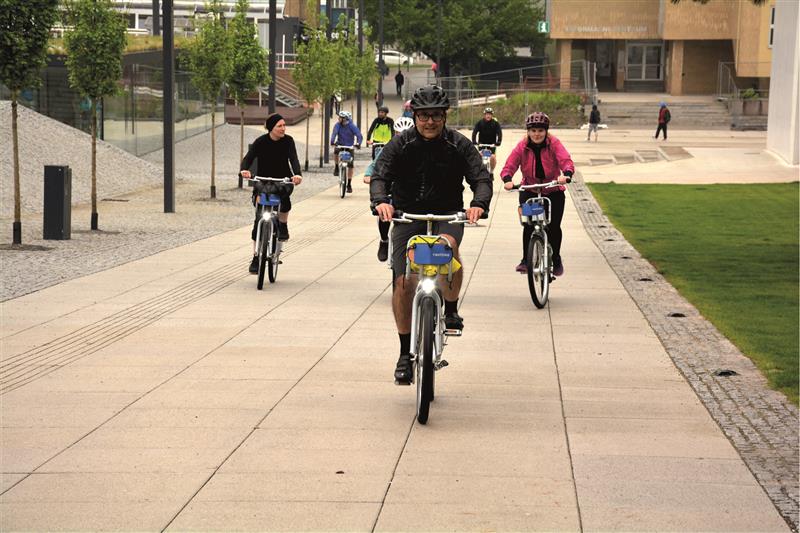 Společnou vyjížďku lidí z Kopřivnice a Nového Jičína na sdílených kolech poznamenalo nevlídné počasí. FOTO: DAVID MACHÁČEK